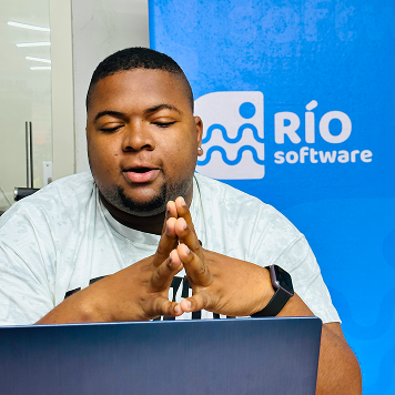 La imagen puede contener una persona y un portatil