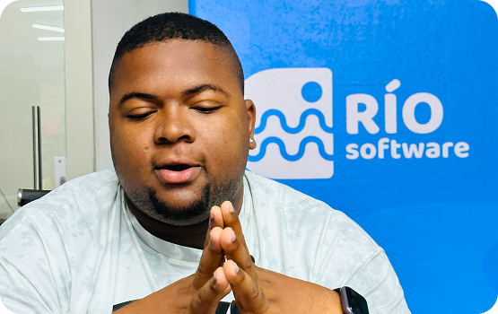 La imagen puede contener una persona y un portatil